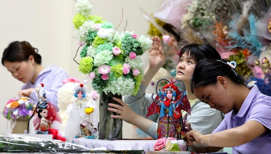 In pics: Dounan Flower Market in Kunming 	 	Florists make creative floral products at the Dounan Flower Market in Kunming, southwest China's Yunnan Province, July 28, 2025. As one of Asia's largest fresh-cut flower trading markets, the Dounan Flower Market attracts tourists from China and abroad. In recent years, Kunming, dubbed the "flower capital of Asia," has vigorously developed its flower economy, exporting floral products to more than 50 countries and regions. 